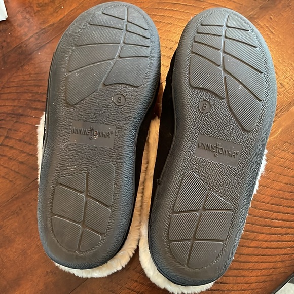 Minnetonka slippers/shoes can be worn outside in excellent condition - Picture 5 of 5